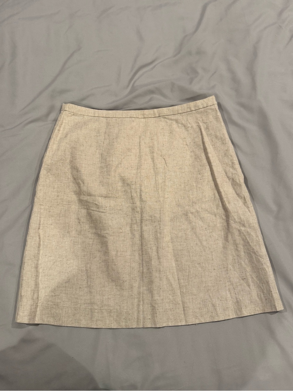 Linen banana republic skirt. Size 4. New with tags!!
Never worn.